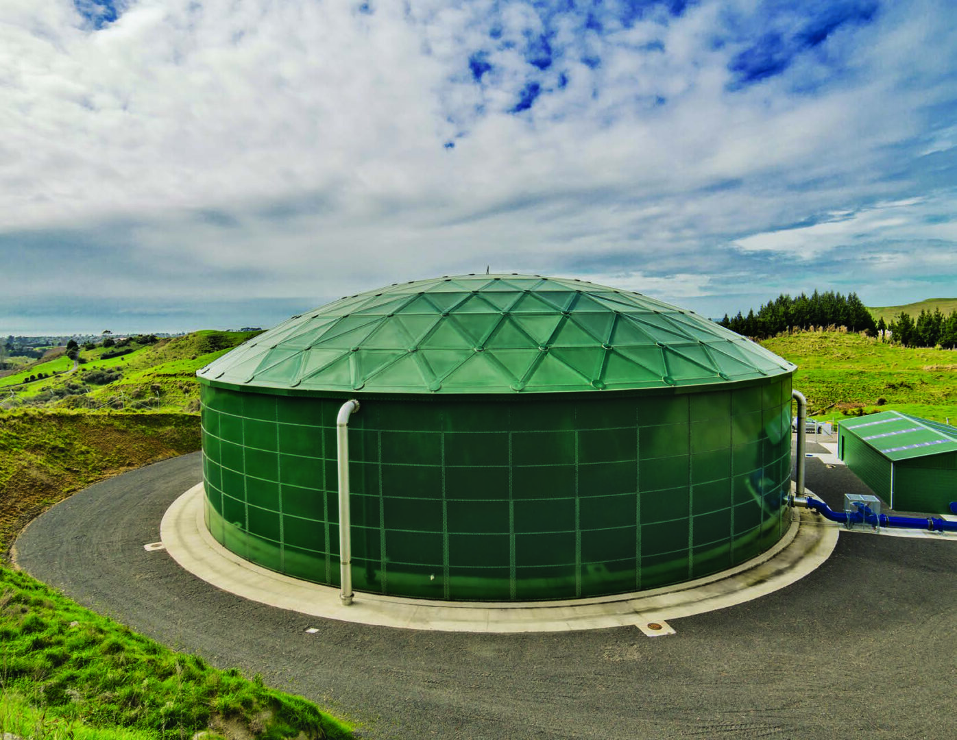 美國 Tank Connection 栓接式 RTP 液體儲槽，搭配 APEX 鋁製測地線穹頂